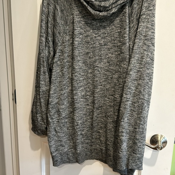 Torrid 3X lightweight, hooded sweatshirt, drawstring, neckline front pocket - Picture 7 of 8